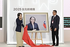 Vice President Hsiao Bi-khim (蕭美琴) and Taiwan Textile Federation Chairperson James Kuo (郭紹儀) at the 2025 Taipei Innovative Textile Application Show (TITAS). (Photo: CNA)