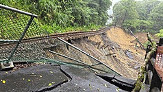 Continued rain has caused the loss of about 100 meters of roadbed along Taiwan Railway's Pingxi Line. For safety, the line will be closed for much of the weekend, with emergency slope reconstruction to take place if the weather stabilizes. (Photo: CNA)
