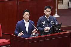 Taipei City Mayor Chiang Wan-an (left) reports on the city government's 2026 policy plan and general budget at a Taipei City Council meeting, fielding questions regarding Nvidia's Taiwan headquarters. (Photo: CNA)