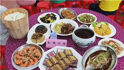 Miaoli's “Hakka four braised dish, four stir fry” (four braised four stir fry) dinner includes many Miaoli signature dishes like poached chicken, glutinous rice, Hakka stir-fries, sesame oil shrimp, and pineapple and wood ear mushrooms, among others. (Photo: still taken from video)