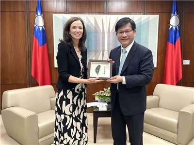 Foreign Minister Lin Chia-lung (right) posted on social media on Friday about his meeting with Canada's new representative to Taiwan, Marie-Louise Hannan (left). (Photo via Lin Chia-lung's Facebook page)