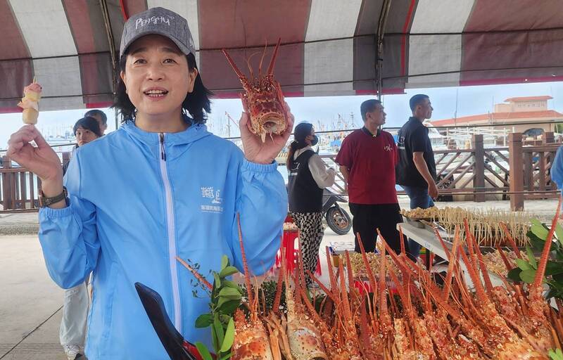 LG
菊島澎湖跨海馬拉松賽　陳玉秀行銷澎湖海鮮
觀光署長陳玉秀首度參加菊島澎湖跨海馬拉松賽，除
盛讚是全台唯一「跨海+跳島」馬拉松賽事，最能深
度探索城市美景外，在暖身陪跑中介紹澎湖在地花枝
丸與龍蝦，歡迎所有跑者可停下來好好品味一番，感
受澎湖海鮮美味。
中央社   114年11月2日
