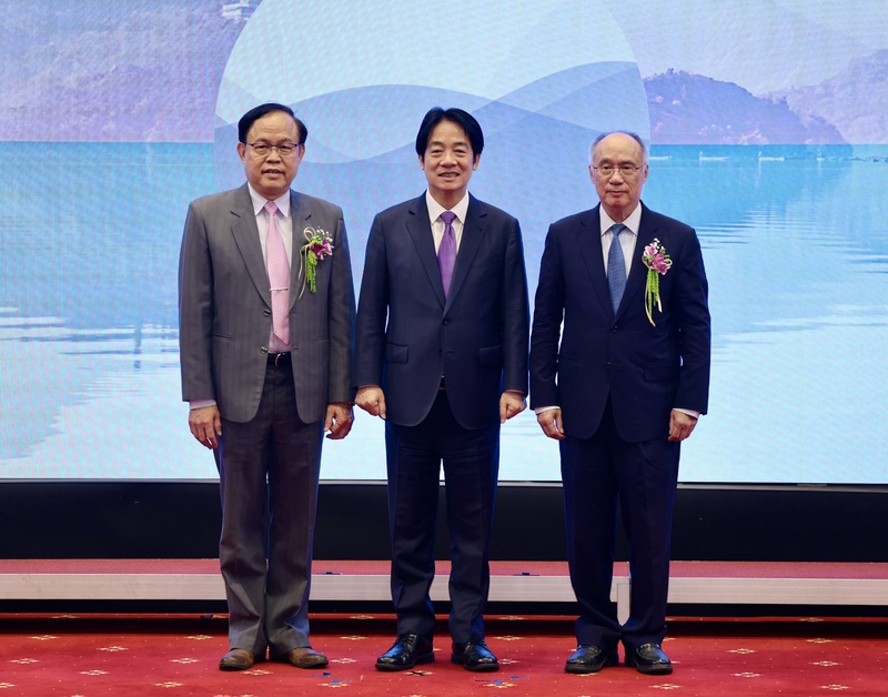 President Lai Ching-te (center) with the two recipients of the 2025 Presidential Science Award, Liang Kung-yee (right) and Yeh Jien-wei (left). (Photo: CNA)