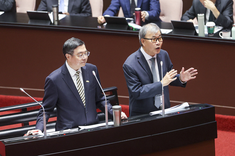 Premier Cho Jung-tai (卓榮泰) answered questions about Taiwan-U.S. tariff negotiations during a legislative session. (Photo: CNA)