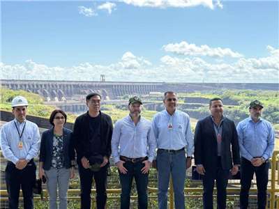Taiwan's Environment Minister Peng Chi-ming (彭啓明) (third from left) and Paraguay's Environment Minister Rolando de Barros Barreto Acha (center) visit the Itaipu Dam. (Photo: Environment Ministry)