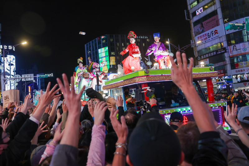 The Qingshan King Festival in Ximending with a live-action art performance. (Photo: CNA)