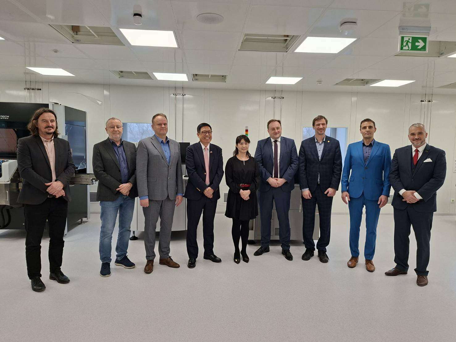 The Taiwan-Slovakia semiconductor lab, located in Slovakia, was inaugurated on the 12th. Both parties were present to unveil the laboratory, marking a significant milestone in the Taiwan-Slovakia technological partnership. (Photo: FB@TaiwaninSlovakia)