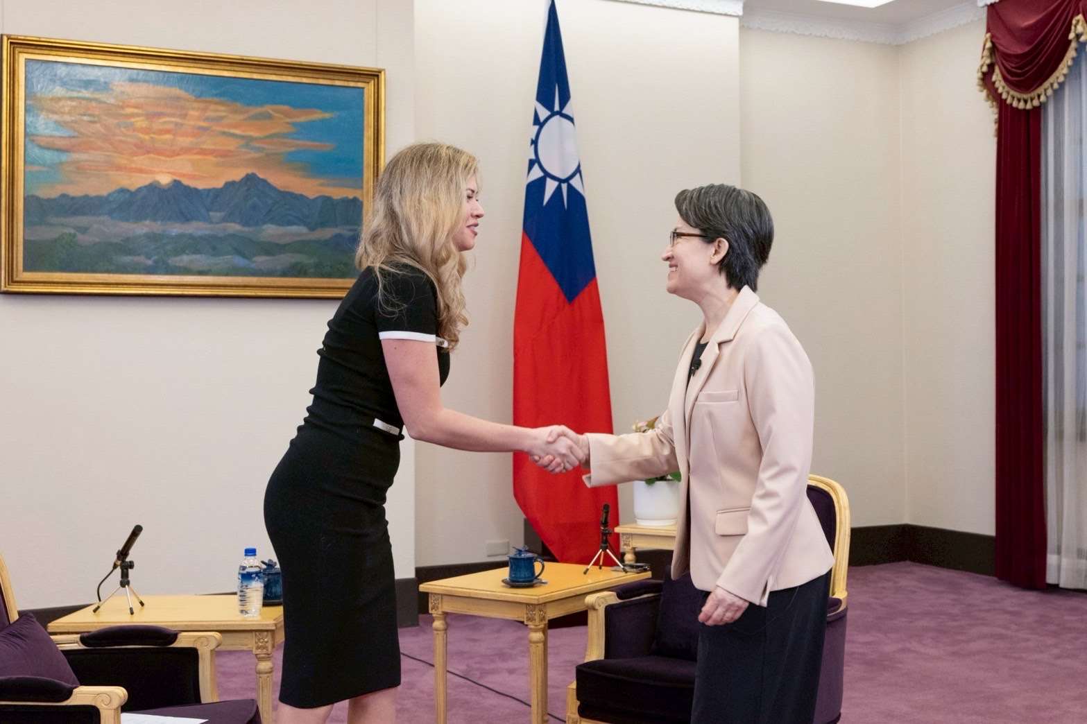 Natalie Winters (left) met Vice President Hsiao Bi-khim (right) for an interview on the podcast "War Room". (Photo: Presidential Office)