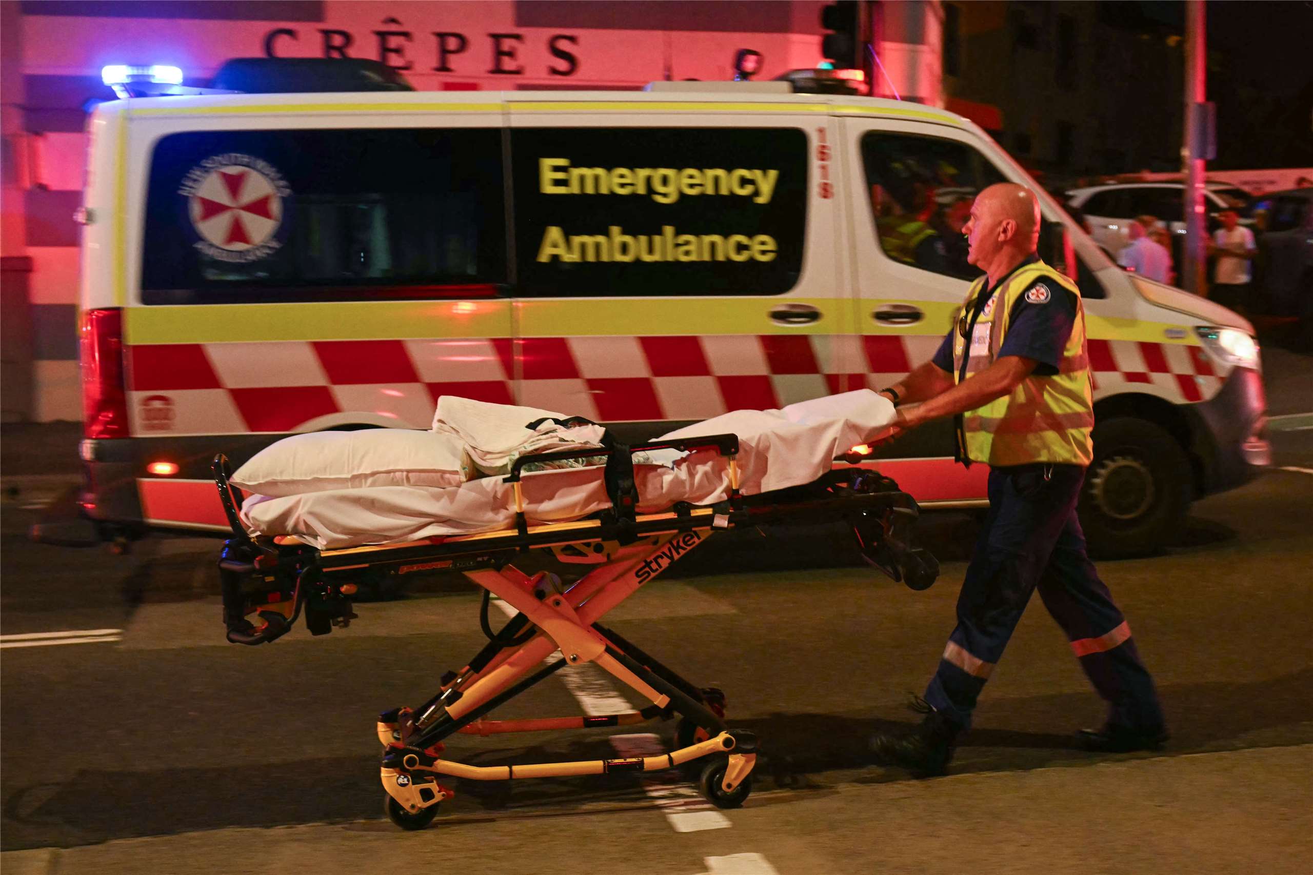 A mass shooting occurred at Australia's Bondi Beach, a famous tourist attraction in Sydney, on the Sunday the 14th. Police and firefighters immediately launched rescue operations upon receiving reports. (Photo: AFP)