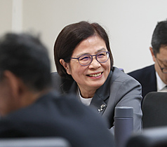 Taiwan's top trade negotiator Yang Jen-ni  (center) addressed rumors circulating about Taiwan’s investment amount into the U.S. and talent-training deals in the Legislature, Monday. (Photo: CNA)