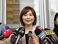 Presidential Office spokesperson Karen Kuo (郭雅慧) speaking to reporters about China's deployment of vessels across East Asian waters. (Photo: CNA)