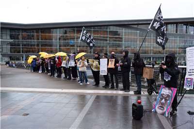 Hong Kongers living in Canada gathered in downtown Vancouver on the afternoon of the 20th to show support for Apple Daily founder Jimmy Lai. (Photo: RTI contributing reporter Chang Ya-ju)