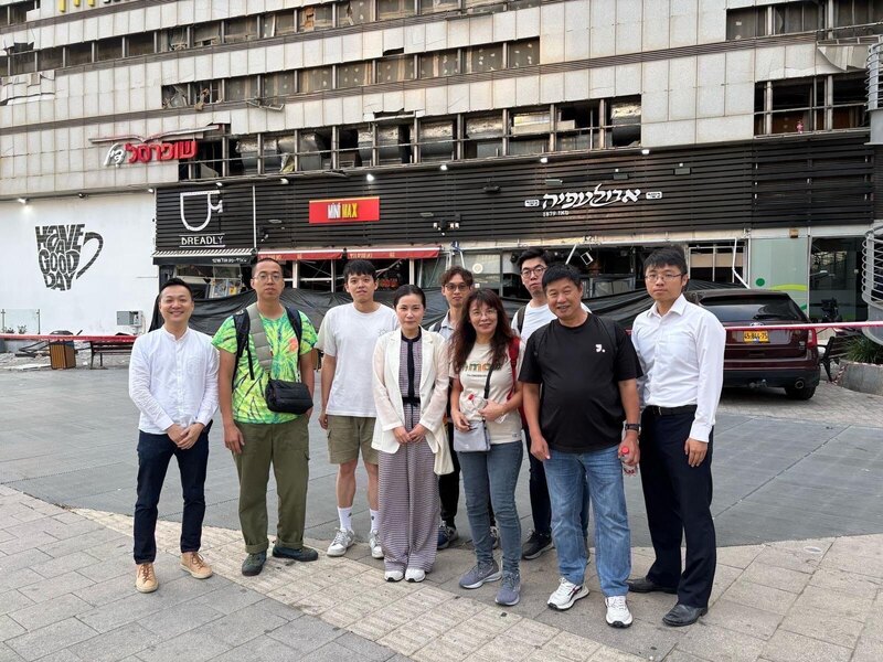 Taiwan assisted 14 nationals in evacuating from Israel amid airspace closures due to escalating tensions with Iran, while also advising all citizens in Iran to leave or seek help as soon as possible. Pictured is Taiwan Representative to Israel Ms. Ya-Ping (Abby) Lee (center-left) with a group of Taiwanese preparing to leave Israel Sunday, June 15 local time. (Photo: CNA)