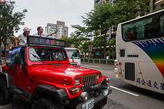 As the recall vote enters its final stage, KMT Chairman Eric Chu (right, on vehicle) joined party legislator Wang Hung-wei (left, on vehicle) for a campaign convoy through Taipei’s Zhongshan District on July 22, 2025. (Photo: CNA)