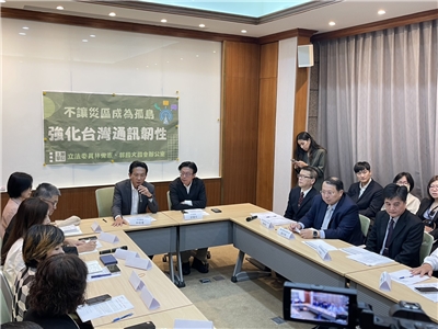  DPP Legislators Lin Chun-hsien and Kuo Kuo-wen held a press conference on Wednesday. (Photo: Rti)
