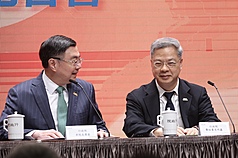 Premier Cho Jung-tai (left) and Secretary-General of the Cabinet, Kung Ming-hsin (right) at a press conference after a Cabinet meeting. (Photo: CNA)