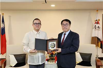 Aklan Governor Jose Enrique Miraflores met with Tainan Mayor Huang Wei-che earlier in August, beginning a discussion on the partnership that eventually marked a new chapter in bilateral relations. (Photo: Tainan City Government)