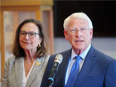U.S. Senators Roger Wicker (right) and Deb Fischer (left) arrived at Songshan Airport on a U.S. government plane August 29. (Photo: Rti)