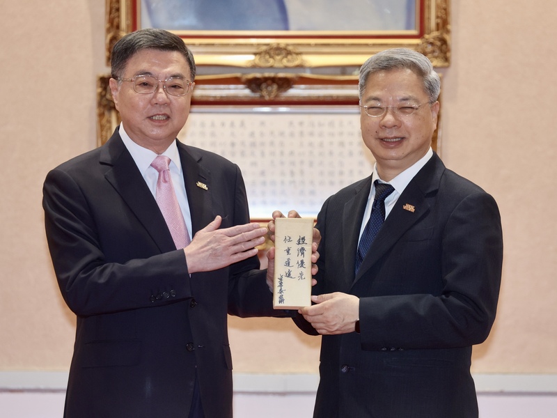 Premier Cho Jung-tai presents a gift to the new economic minister with the words "Prioritize the economy, a long way to go" (經濟優先、任重道遠). (Photo: CNA)