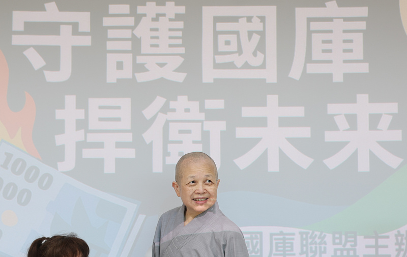 The Venerable Shih Chao-hwei has urged people to refuse to accept the NT$10,000 universal cash handout and donate it, instead. (Photo: CNA)