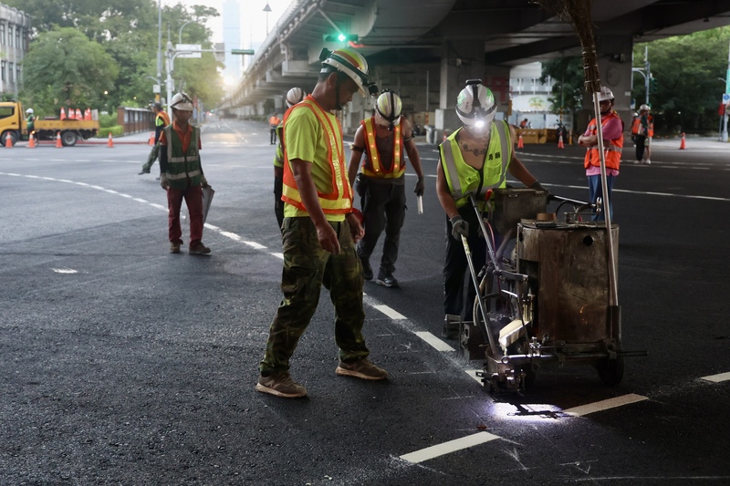 The transition of Taipei City's Gongguan Roundabout to a perpendicular intersection was completed at 6 a.m. on the 29th, at which time the area was reopened to traffic. Leading up to the opening, construction crews intensified efforts to complete work in time for the reopening. (Photo: CNA) 
