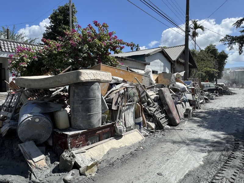 Many homes in the Guangfu area were filled with silt as a result of the Fata’an River landslide barrier overflow. (Photo: CNA)