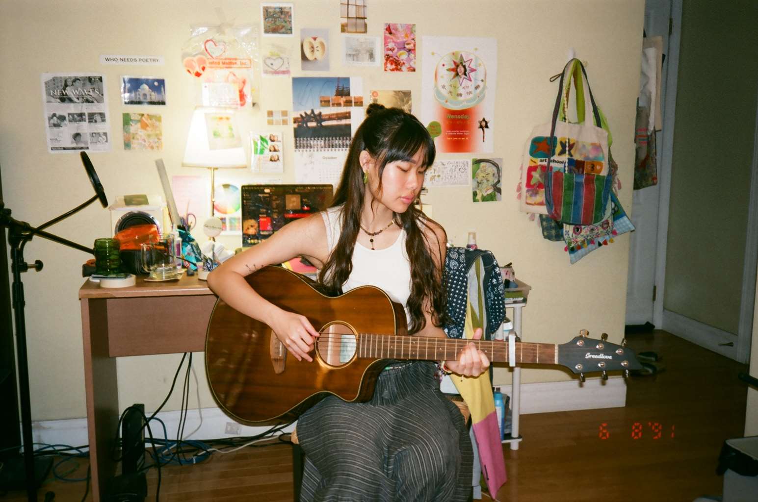 Wenwen, playing the guitar. (Photo: Provided by Wenwen)