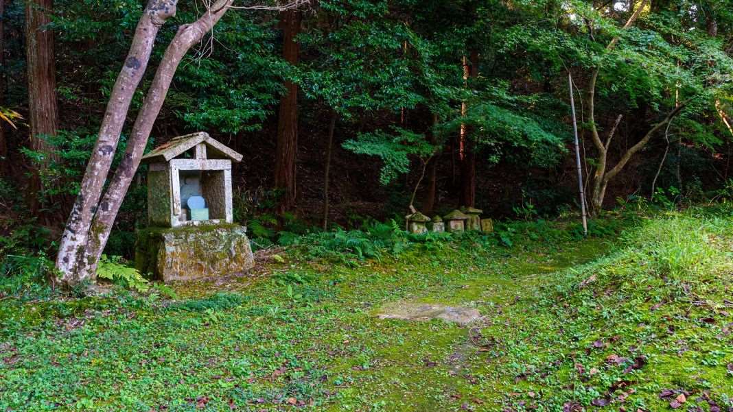 Hanna Bilinksi and Amanda talk what makes Taiwanese horror stand out -- including what's up with those isolated shrines?? (Photo via Canva)