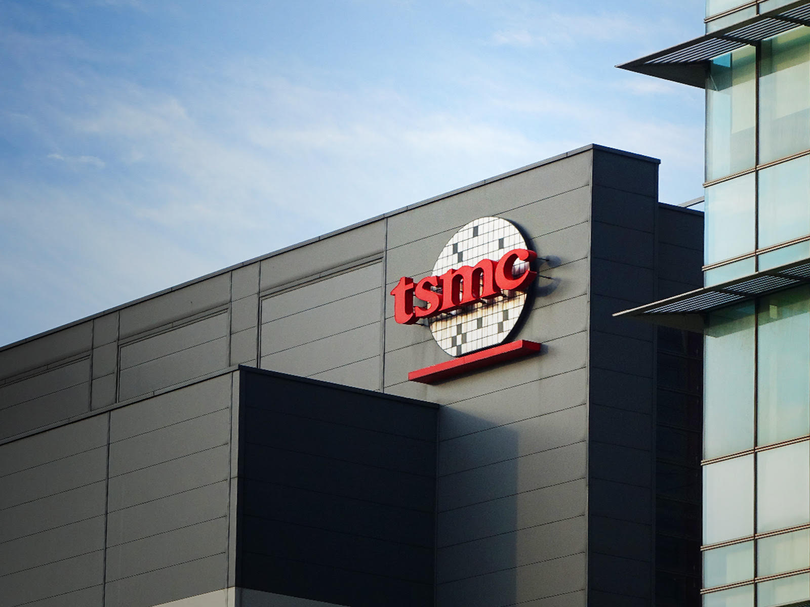 TSMC’s willingness to adopt ASML’s next-generation machines and refine them in production, Hijink said, gave the foundry an edge Intel never embraced, cementing a uniquely symbiotic relationship between the two companies. (Photo: TSMC)