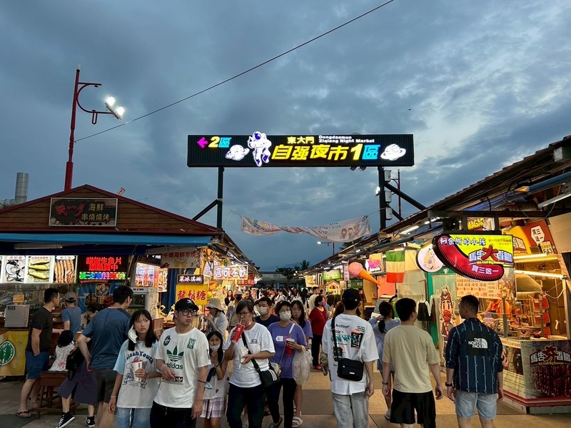 Let's go to a night market! Let's go to a night market!