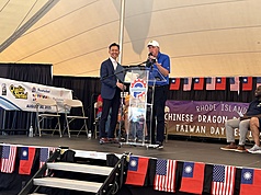 Taiwan's representative in Boston, Charles Liao (left), and Rhode Island Governor Dan McKee (right) attend the Rhode Island Dragon Boat Races and Taiwan Day Festival on Sunday, August 31, 2025. (Photo: Taipei Economic and Cultural Office in Boston)