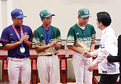 President Lai Ching-te (right) shakes hands with members of the winning Taiwanese teams at the Presidential Office on Thursday, September 4. (Photo: CNA)