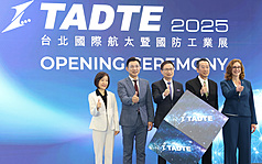 Defense Minister Koo and AIT Acting Deputy Director Lang attended the opening ceremony of 2025 Taipei Aerospace and Defense Technology Exhibition (TADTE).  (Photo: CNA)