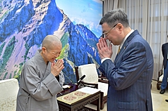 The Venerable Shih Chao-hwei spearheaded a campaign for an option to opt out of the universal cash handout. (Photo provided by the Cabinet)
