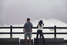 Spectators watch the waves as Typhoon Ragasa nears Taiwan. (Photo: CNA)