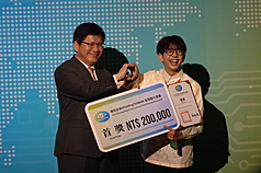 Foreign Minister Lin Chia-lung (left) presents the first prize to Philippine national Ivan Baleros (right) this Friday, September 26, 2025. (Photo: CNA)