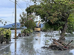 Silt deposits on streets in Hualien's Guangfu Township complicate rescue efforts making it difficult for large equipment to navigate. Search and rescue efforts are ongoing as teams try to locate the last 11 missing following flooding that occurred Tuesday in Typhoon Ragasa's wake. (Photo: CNA)