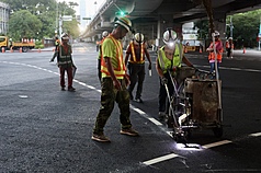 The transition of Taipei City's Gongguan Roundabout to a perpendicular intersection was completed at 6 a.m. on the 29th, at which time the area was reopened to traffic. Leading up to the opening, construction crews intensified efforts to complete work in time for the reopening. (Photo: CNA)
