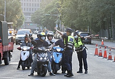 At  6:00 am on the 29th, the new Gongguan intersection of Roosevelt and Keelung Roads (previously the Gongguan roundabout) was opened to traffic. Seen here are police stationed to guide people into the proper lanes. (Photo: CNA)