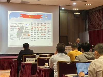 Military expert Kao Chih-Jung Kao (高志榮) presents his research at a panel discussing China's threats against Taiwan. (Photo: Rti) 