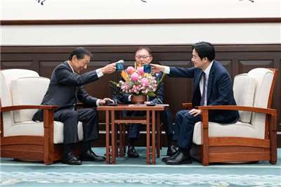President Lai Ching-te (right) welcomed the new chairman of the Japan-Taiwan Exchange Association, Sumi Shuzo (left). (Photo: Presidential Office) 