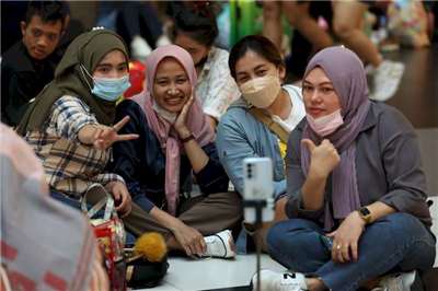 A group of foreign workers. (Photo: CNA)