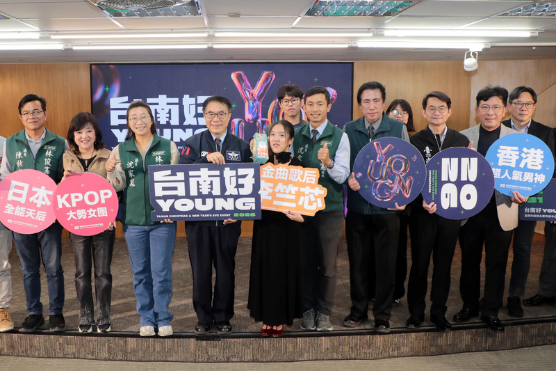 Siri Lee (centre) was one of the singers performing at the New Year's Eve concert in Tainan. (Photo: CNA)