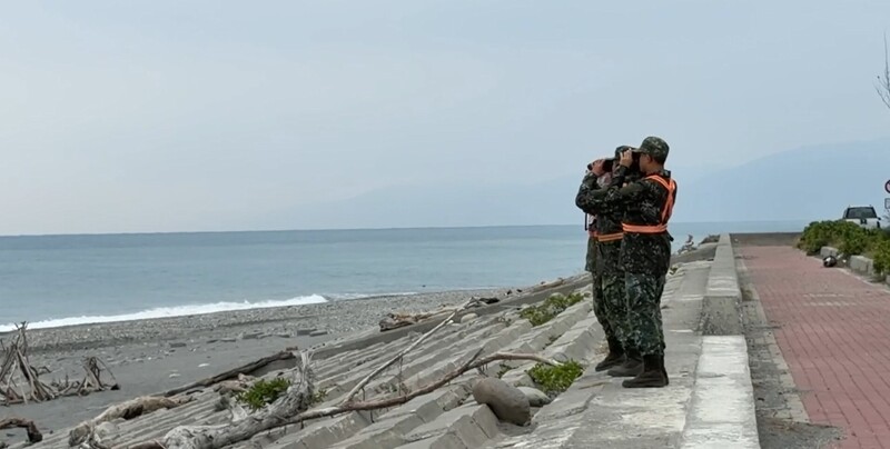 The National Army expands search area for missing pilot Hsin Po-yi, continuing its round-the-clock search by sea, air, and land. The Army stationed in Taitung County expanded its coastal search on January 9th, from Changbin Township to the mouth of the Beinan River in Taitung City. (Photo: CNA)