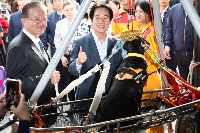 President Lai visited market stalls and interacted with search and rescue dogs from the Fire Department. (Photo: CNA)