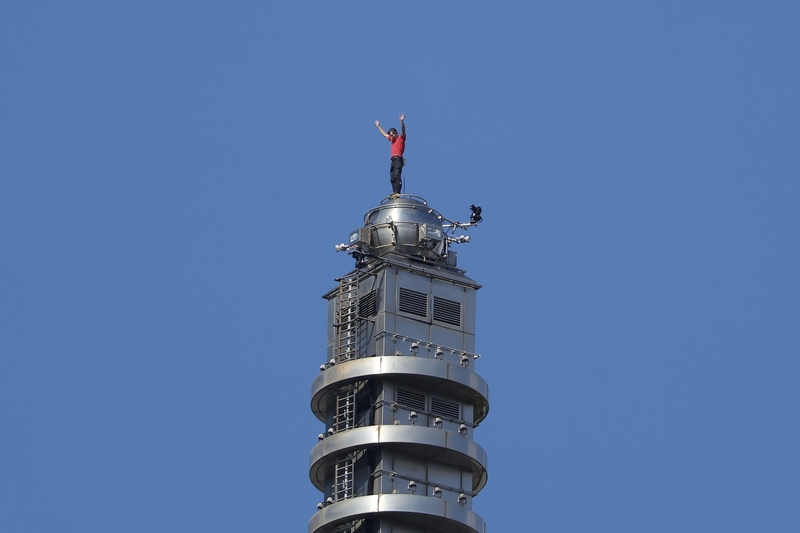 Alex Honnold perched atop Taipei 101. (Photo: CNA)