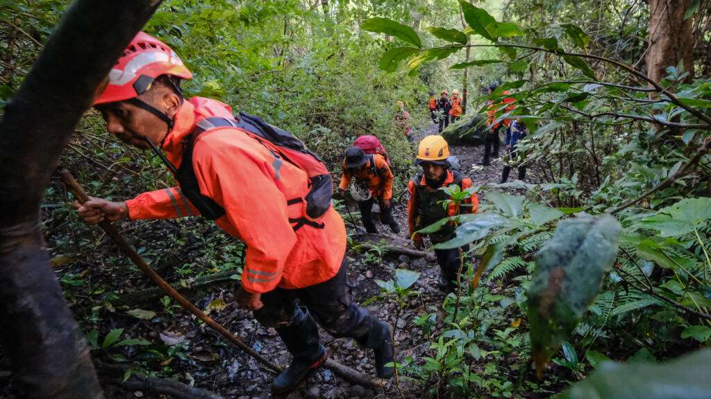 The search and rescue team has involved upwards of 1,000 personnel, including members of the air force, police force, and volunteers. (Photo: AFP)