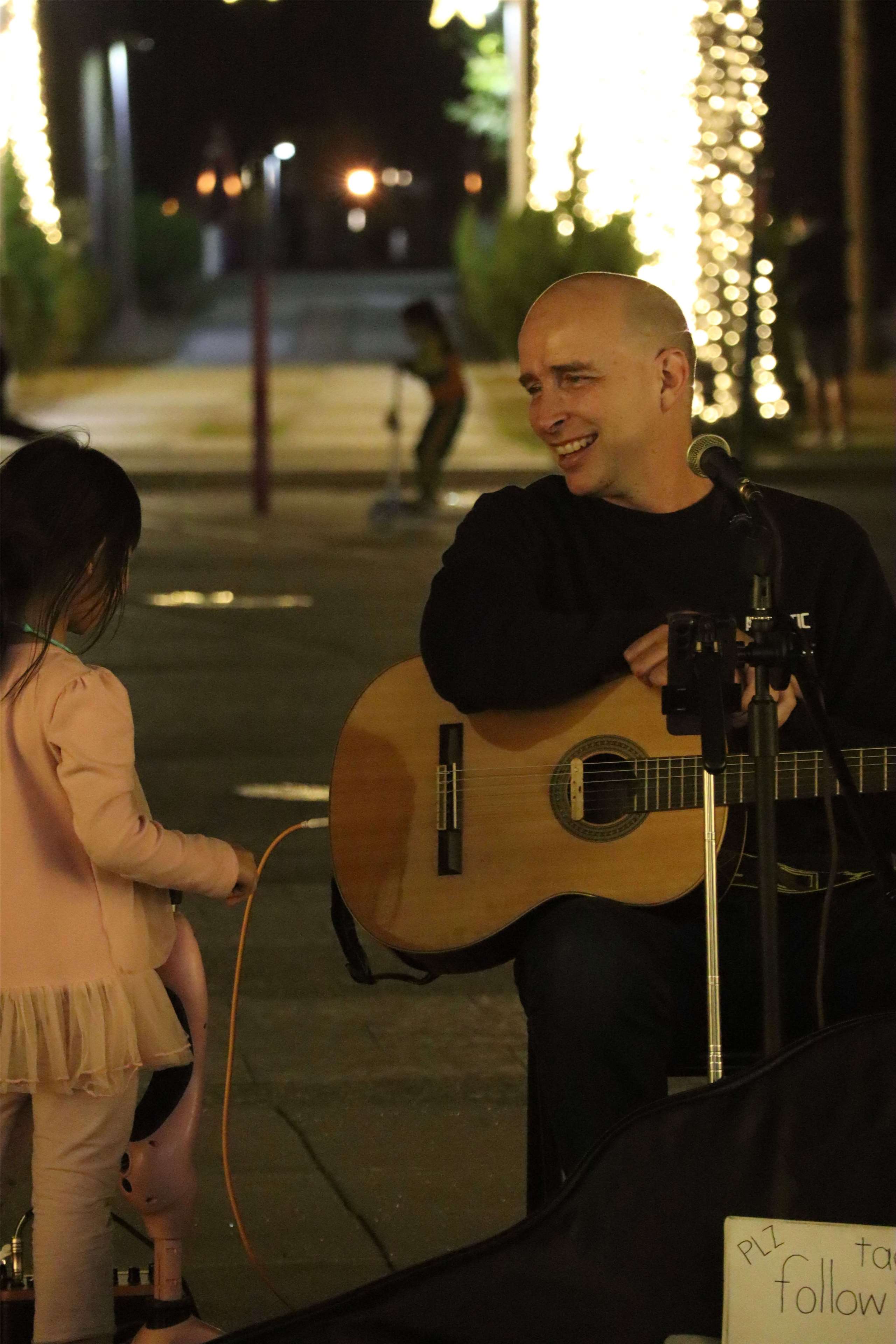 Harry Swart didn’t come to Taiwan to busk, but that’s where his journey led. Now, he’s all in on music, performing on the streets and chasing his dream one song at a time. (Photo: Harry Swart)