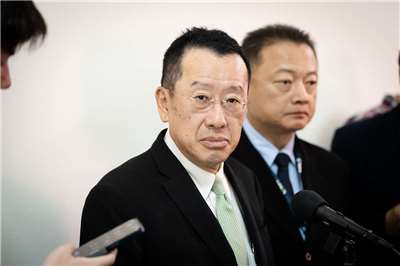 Defense Minister Wellington Koo (center-left) said Monday that although signals from the missing fighter jet's black box have been detected, teams won't be able to locate the box until sea conditions improve.（Photo：Rti）
