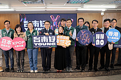 Siri Lee (centre) was one of the singers performing at the New Year's Eve concert in Tainan. (Photo: CNA)